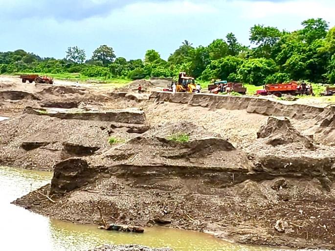 1 crore 64 lakhs imposed on the properties of 32 Sand mafias | वाळू माफियांना दणका!  ३२ जणांच्या मालमत्तावर १ कोटी ६४ लाखांचा बोजा चढवला 1 crore 64 lakhs imposed on the properties of 32 Sand mafias | वाळू माफियांना दणका!  ३२ जणांच्या मालमत्तावर १ कोटी ६४ लाखांचा बोजा चढवला