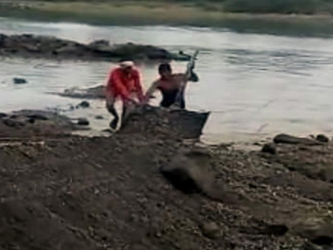 Revenue, political maneuvering sand mafia in Beed District | महसूल, राजकीय वरदहस्ताने वाळू माफियांचा धुडगूस