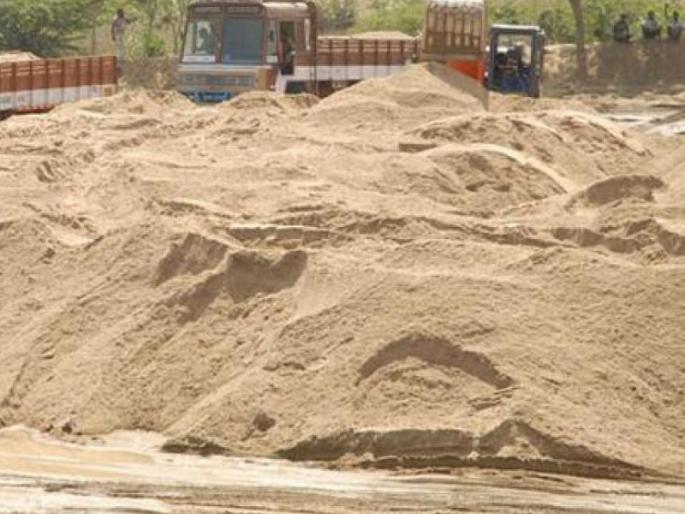 Receipts In the second district, sand storage Beed area | पावत्या दुसऱ्या जिल्ह्यातील, वाळू साठवणूक बीड परिसरात Receipts In the second district, sand storage Beed area | पावत्या दुसऱ्या जिल्ह्यातील, वाळू साठवणूक बीड परिसरात