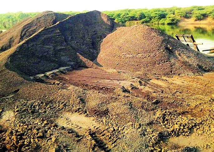 Malkapur: Kalegaon Shivarara surna sutra deposits sati stocks! | मलकापूर : काळेगाव शिवारातील पूर्णेच्या पात्रातील रेती साठा जप्त!