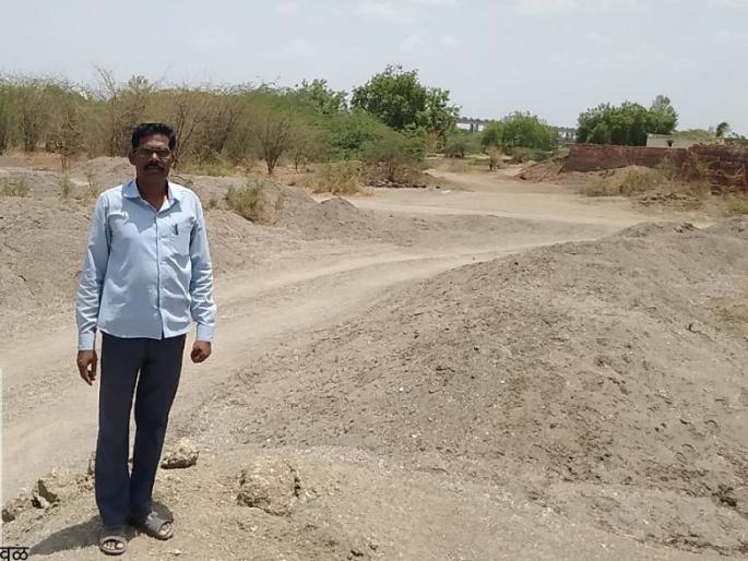 300 Brass caught illegal sandstone in Gevrai taluka | गेवराई तालुक्यात ३०० ब्रास अवैध वाळूसाठा जप्त 300 Brass caught illegal sandstone in Gevrai taluka | गेवराई तालुक्यात ३०० ब्रास अवैध वाळूसाठा जप्त
