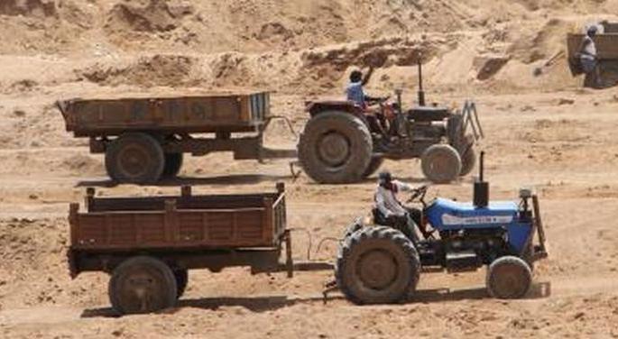 Administration involved in election work; Illegal traffic of sand! | प्रशासन गुंतले निवडणुकीच्या कामात; वाळूची अवैध वाहतूक जोरात! Administration involved in election work; Illegal traffic of sand! | प्रशासन गुंतले निवडणुकीच्या कामात; वाळूची अवैध वाहतूक जोरात!