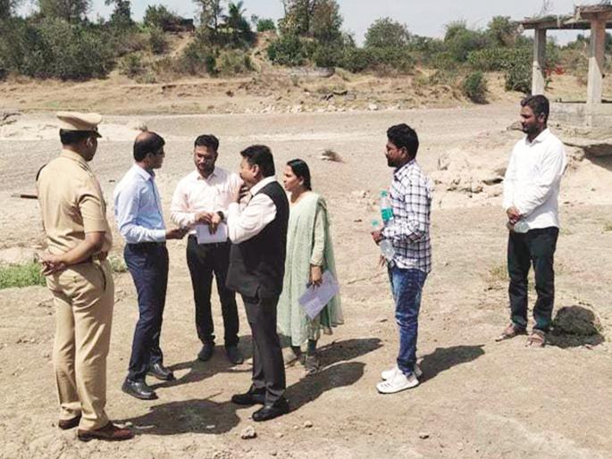 After five lives were lost, the administration woke up, the divisional commissioner held a meeting with the officials; Who will stop the sand smugglers? | वाळूमुळे पाच जीव गेल्यानंतर प्रशासनाला जाग, विभागीय आयुक्तांची अधिकाऱ्यांसोबत बैठक After five lives were lost, the administration woke up, the divisional commissioner held a meeting with the officials; Who will stop the sand smugglers? | वाळूमुळे पाच जीव गेल्यानंतर प्रशासनाला जाग, विभागीय आयुक्तांची अधिकाऱ्यांसोबत बैठक