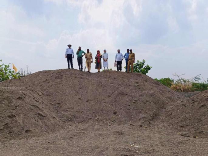 The sand mafia's grin turned, the collector went down to the riverbed for action, the sand was auctioned. | वाळूमाफियांच्या मुसक्या आवळल्या, कारवाईसाठी जिल्हाधिकारी नदीपात्रात, वाळूचा केला लिलाव The sand mafia's grin turned, the collector went down to the riverbed for action, the sand was auctioned. | वाळूमाफियांच्या मुसक्या आवळल्या, कारवाईसाठी जिल्हाधिकारी नदीपात्रात, वाळूचा केला लिलाव