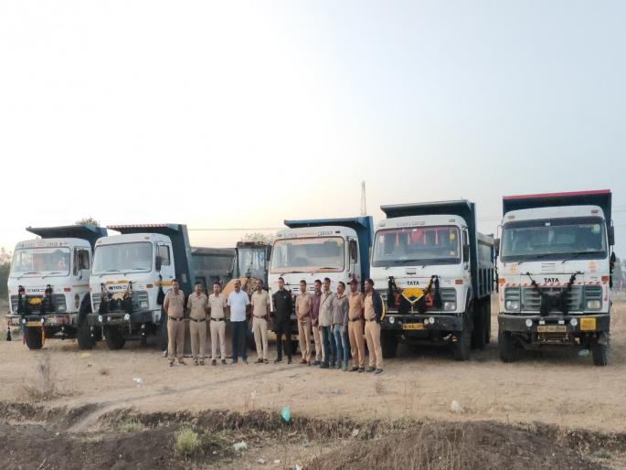 Action against sand mafia by disguising IPS officer; Two JCBs along with five Hayava seized | IPS अधिकाऱ्याची वेशांतर करून वाळू माफियांवर कारवाई; पाच हायवांसह दोन जेसीबी ताब्यात Action against sand mafia by disguising IPS officer; Two JCBs along with five Hayava seized | IPS अधिकाऱ्याची वेशांतर करून वाळू माफियांवर कारवाई; पाच हायवांसह दोन जेसीबी ताब्यात