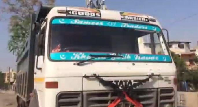 An attempt to crush Tahsildar by the sand mafia in Nagpur | नागपुरात रेती माफियाकडून तहसीलदारास चिरडण्याचा प्रयत्न An attempt to crush Tahsildar by the sand mafia in Nagpur | नागपुरात रेती माफियाकडून तहसीलदारास चिरडण्याचा प्रयत्न