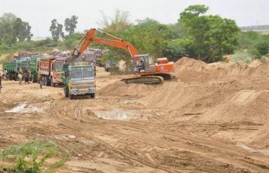 Action under MCOCA Act against sand smugglers? | रेती तस्करांवर मोक्का अंतर्गत कारवाई? हायकोर्ट गंभीर