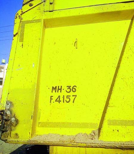 Sand Mufiya's truck found empty | वाळू माफियांचे ट्रक सापडले रिकामे Sand Mufiya's truck found empty | वाळू माफियांचे ट्रक सापडले रिकामे