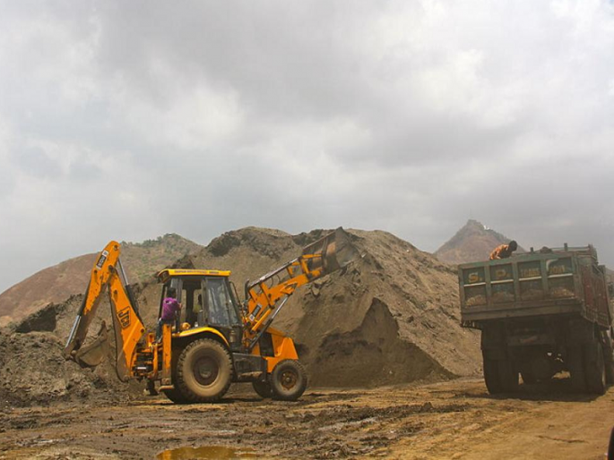 Indapur police crack down on sand mafia; 42 lakh worth of goods seized, case registered against nine persons | Pune | इंदापूर पोलिसांचा वाळू माफियांना दणका; ४२ लाखांचा मुद्देमाल जप्त, नऊ जणांवर गुन्हा दाखल Indapur police crack down on sand mafia; 42 lakh worth of goods seized, case registered against nine persons | Pune | इंदापूर पोलिसांचा वाळू माफियांना दणका; ४२ लाखांचा मुद्देमाल जप्त, नऊ जणांवर गुन्हा दाखल