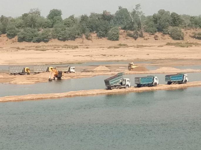 rivers becomes drains due to excessive sand mining | बेसुमार वाळूउपशामुळे नद्यांचे झाले गटार rivers becomes drains due to excessive sand mining | बेसुमार वाळूउपशामुळे नद्यांचे झाले गटार