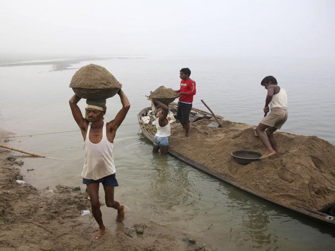 Handshake with sand smugglers; Police personnel suspended | वाळू तस्करांशी हातमिळवणी; पोलीस कर्मचारी निलंबित Handshake with sand smugglers; Police personnel suspended | वाळू तस्करांशी हातमिळवणी; पोलीस कर्मचारी निलंबित