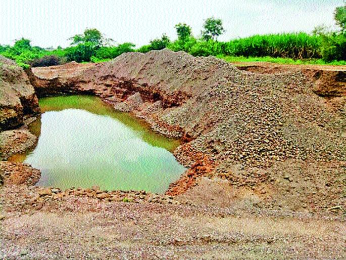 Woolmaphiya raid: four cases filed, smugglers tremble | वाळूमाफियांना दणका : चौघांवर गुन्हे दाखल, तस्करांचे धाबे दणाणले Woolmaphiya raid: four cases filed, smugglers tremble | वाळूमाफियांना दणका : चौघांवर गुन्हे दाखल, तस्करांचे धाबे दणाणले