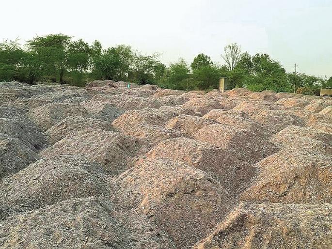 villagers attacks on the police assuming sand mafia | वाळूमाफिया समजून गावकऱ्यांनी साध्या वेशातील पोलिसांनाच चोपले