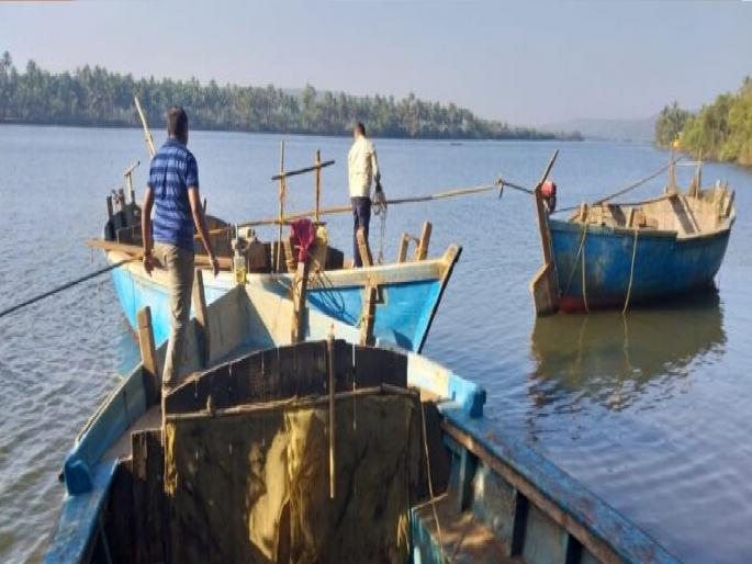 Crackdown on Sand Smugglers in Aronda Bay Basin; One boat burnt, seven boats captured | Sindhudurg: आरोंदा खाडीपात्रातील वाळू तस्करांना दणका; एक बोट जाळली, सात बोटी ताब्यात Crackdown on Sand Smugglers in Aronda Bay Basin; One boat burnt, seven boats captured | Sindhudurg: आरोंदा खाडीपात्रातील वाळू तस्करांना दणका; एक बोट जाळली, सात बोटी ताब्यात