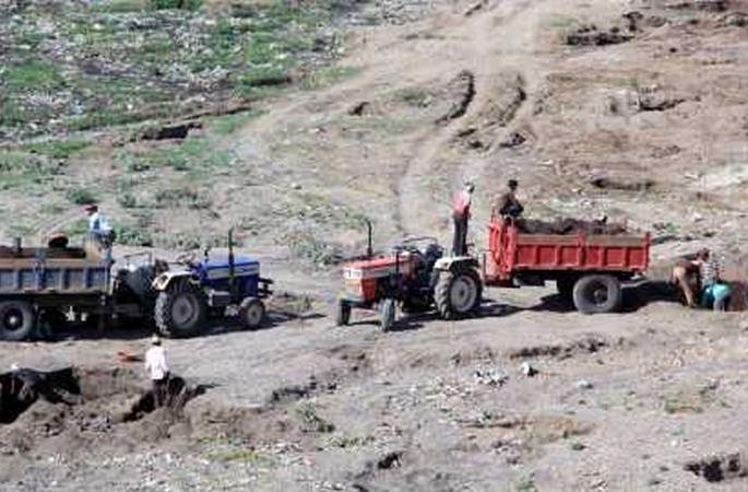 Sand theft rampant in Akola district; No action by Revenue Department | अकोला जिल्ह्यात वाळू चोरीला उधाण; कारवाईकडे कानाडोळा Sand theft rampant in Akola district; No action by Revenue Department | अकोला जिल्ह्यात वाळू चोरीला उधाण; कारवाईकडे कानाडोळा