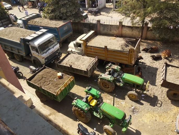 Revenue administration action in Gevrai's sand mafia; 54 lakh worth of money seized | गेवराईत महसुल प्रशासनाची वाळू माफियांवर कारवाई; ५४ लाखाचा मुद्देमाल जप्त