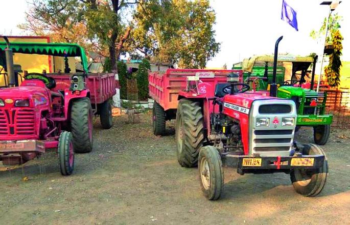 Deulgaavaraja: Unauthorized transport of minor minerals; Three tractors caught! | देऊळगावराजा : गौण खनिजाची विनापरवाना वाहतूक; तीन ट्रॅक्टर पकडले! Deulgaavaraja: Unauthorized transport of minor minerals; Three tractors caught! | देऊळगावराजा : गौण खनिजाची विनापरवाना वाहतूक; तीन ट्रॅक्टर पकडले!