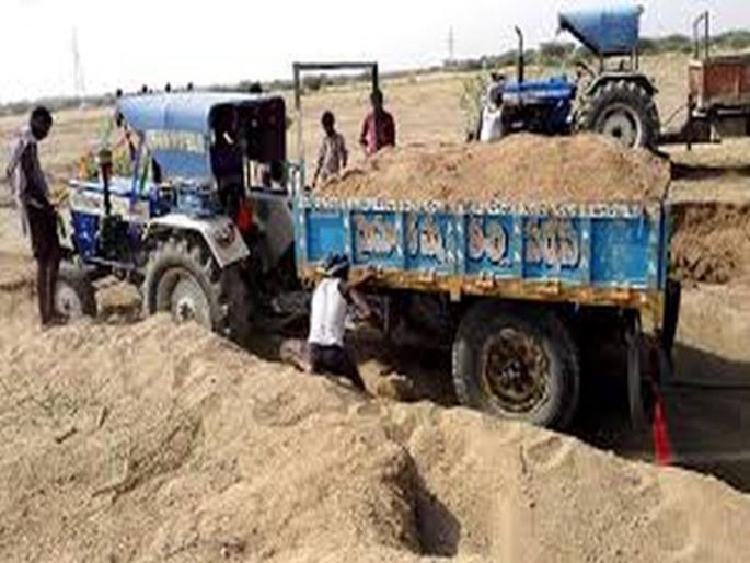 Sand-trapped tractor was run away from forty-one | चाळीसगावातून वाळूचे पकडलेले ट्रॅक्टर पळविले Sand-trapped tractor was run away from forty-one | चाळीसगावातून वाळूचे पकडलेले ट्रॅक्टर पळविले