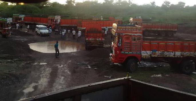 Talathi, Kotwala Sanghatana's work stopped movement in Phaltan by the protesters of the attackers | हल्लेखोरांच्या निषेधार्थ फलटणमध्ये तलाठी, कोतवाल संघटनेचे काम बंद आंदोलन Talathi, Kotwala Sanghatana's work stopped movement in Phaltan by the protesters of the attackers | हल्लेखोरांच्या निषेधार्थ फलटणमध्ये तलाठी, कोतवाल संघटनेचे काम बंद आंदोलन