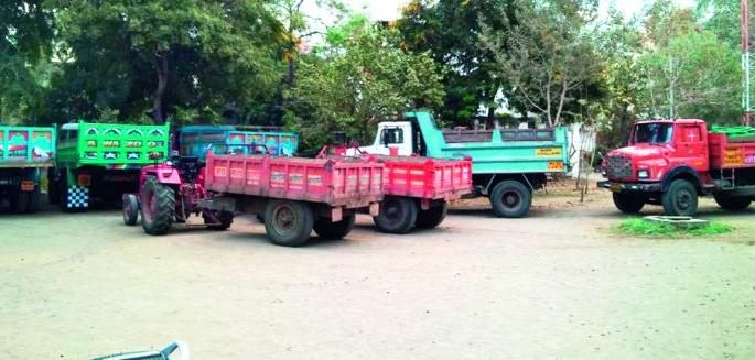 The illegal arrest of sand and theft of vehicle owners is arrested and released | वाळूचा अवैध उपसा व चोरटी वाहतुक करणार्या वाहन मालकांना अटक व सुटका The illegal arrest of sand and theft of vehicle owners is arrested and released | वाळूचा अवैध उपसा व चोरटी वाहतुक करणार्या वाहन मालकांना अटक व सुटका