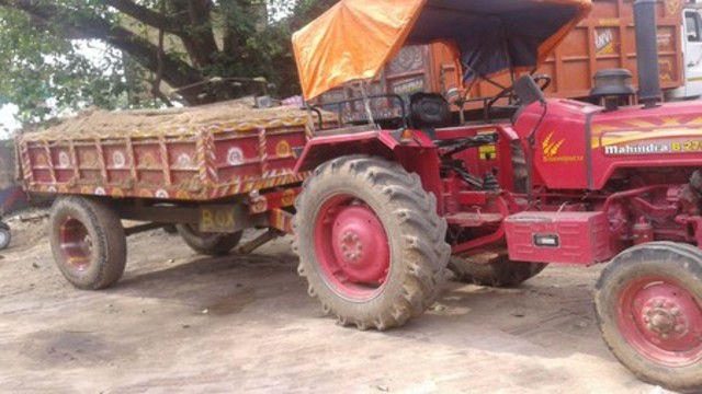 Nandura: Tractor seized from tractor tahsil! | नांदुरा : जप्त केलेला ट्रॅक्टर तहसीलमधून लंपास! Nandura: Tractor seized from tractor tahsil! | नांदुरा : जप्त केलेला ट्रॅक्टर तहसीलमधून लंपास!