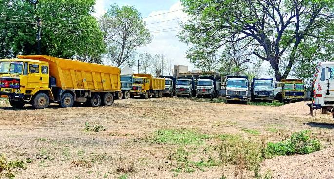 Nagpur rural police hammered to sand mafia : Including 19 trucks worth Rs 5 crore 11 lakh seized | रेतीतस्करांना नागपूर ग्रामीण पोलिसांचा दणका : १९ ट्रकसह ५ कोटी ११ लाखांचा मुद्देमाल जप्त Nagpur rural police hammered to sand mafia : Including 19 trucks worth Rs 5 crore 11 lakh seized | रेतीतस्करांना नागपूर ग्रामीण पोलिसांचा दणका : १९ ट्रकसह ५ कोटी ११ लाखांचा मुद्देमाल जप्त