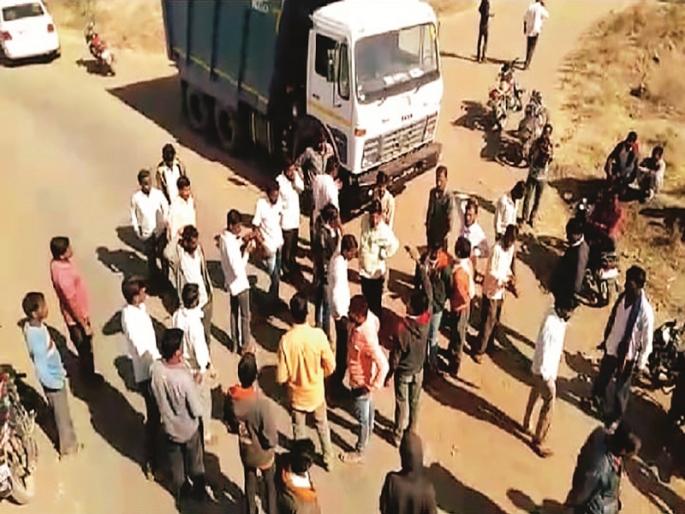 angry villagers attack on sand mafia at Vaijapur | वैजापुरात वाळूमाफियांना संतप्त ग्रामस्थांनी लावले पिटाळून; वाढत्या दादागिरीवर शोधाला ‘उतारा’ angry villagers attack on sand mafia at Vaijapur | वैजापुरात वाळूमाफियांना संतप्त ग्रामस्थांनी लावले पिटाळून; वाढत्या दादागिरीवर शोधाला ‘उतारा’