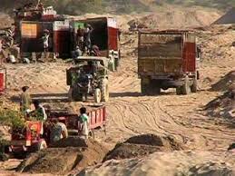 Dangerous: Tractor officials caught by trapping sand while collecting sand in Jalgaon taluka gave the authorities permission | धक्कादायक : जळगाव तालुक्यात वाळू उपसा करताना पकडलेले ट्रॅक्टर अधिकाऱ्यांनी दिले सोडून