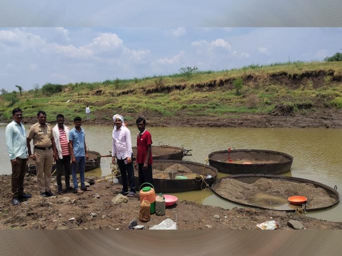 Sand extraction from Terna riverbed; Five pots and other materials seized | तेरणा नदीपात्रातून वाळूचा उपसा; पाच कढईसह इतर साहित्य जप्त Sand extraction from Terna riverbed; Five pots and other materials seized | तेरणा नदीपात्रातून वाळूचा उपसा; पाच कढईसह इतर साहित्य जप्त