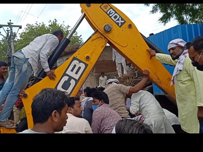 Father and son seriously injured after falling in toilet tank | शौचालयाच्या टाक्यातील मोबाइल काढणे बेतले बापलेकाच्या जीवावर Father and son seriously injured after falling in toilet tank | शौचालयाच्या टाक्यातील मोबाइल काढणे बेतले बापलेकाच्या जीवावर