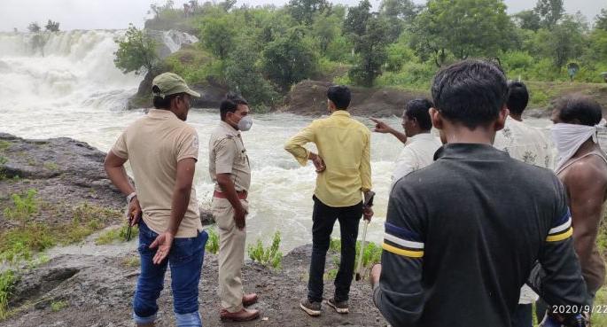Four drowned in dam drain | धरणाच्या सांडव्यात बुडून चौघांचा मृत्यू Four drowned in dam drain | धरणाच्या सांडव्यात बुडून चौघांचा मृत्यू