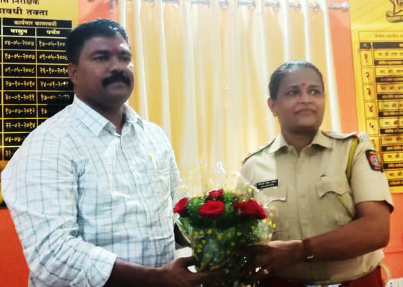 Rare Yoga; The wife took charge of the temple station from her husband | दुर्मिळ योग; पत्नीने घेतला पतीकडून मंद्रुप ठाण्याचा पदभार Rare Yoga; The wife took charge of the temple station from her husband | दुर्मिळ योग; पत्नीने घेतला पतीकडून मंद्रुप ठाण्याचा पदभार