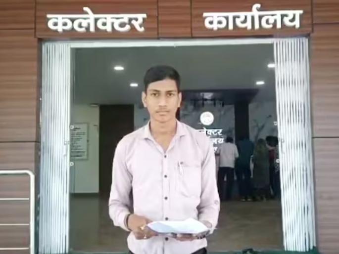 farmer demanded helicopter from collector in public hearing in neemuch district of madhya pradesh | "साहेब... शेतात जाण्यासाठी रस्ता नाही तर किमान एक हेलिकॉप्टर तरी द्या", शेतकऱ्याची मागणी farmer demanded helicopter from collector in public hearing in neemuch district of madhya pradesh | "साहेब... शेतात जाण्यासाठी रस्ता नाही तर किमान एक हेलिकॉप्टर तरी द्या", शेतकऱ्याची मागणी