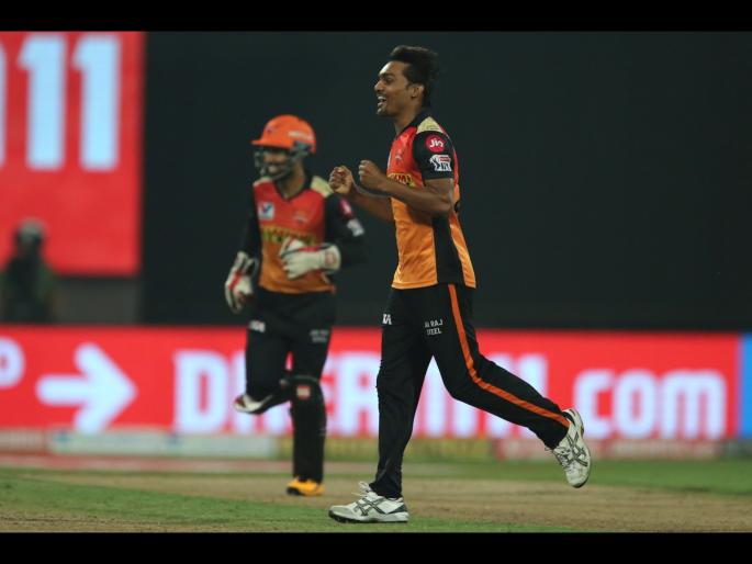 SRH vs RCB Latest News : Sandeep Sharma has dismissed Virat Kohli seven times in the IPL which is joint-most in IPL history | SRH vs RCB Latest News : संदीप शर्मानं घेतली विराट कोहलीची विकेट; झहीर खानच्या विक्रमाशी बरोबरी अन्...