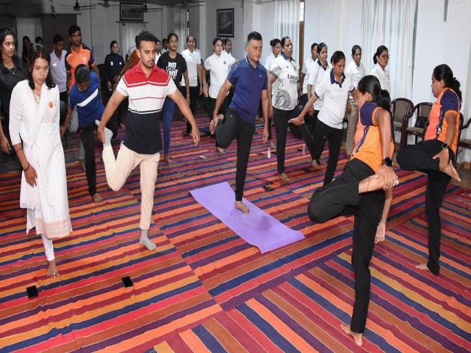 "Yoga improves concentration, relieves fatigue", informs Resident Deputy Collector Sandesh Shirke | "योगमुळे एकाग्रता वाढते, थकवा दूर होतो", निवासी उपजिल्हाधिकारी संदेश शिर्केंची माहिती "Yoga improves concentration, relieves fatigue", informs Resident Deputy Collector Sandesh Shirke | "योगमुळे एकाग्रता वाढते, थकवा दूर होतो", निवासी उपजिल्हाधिकारी संदेश शिर्केंची माहिती