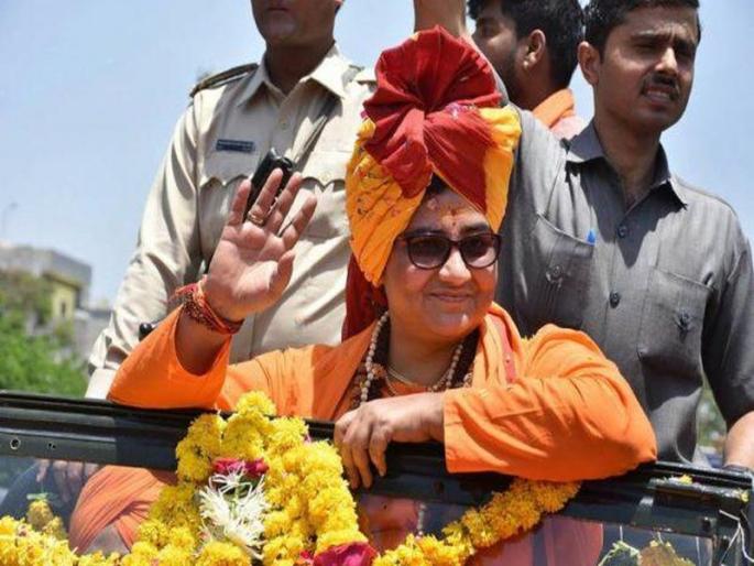 sadhvi pragya thakur called sonia gandhi italy waali bai | सोनिया गांधी तर ‘इटली वाली बाई, सूरतमधील रोड शोदरम्यान साध्वी प्रज्ञा यांचा काँग्रेसवर घणाघात
