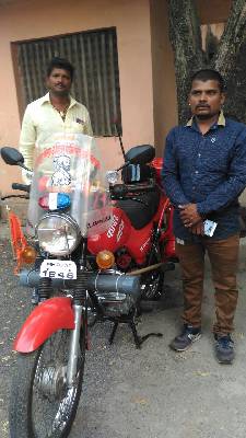 Kolhapur: Fire boom in two-wheeler, two wheeler mechanic Sandeep Gaikwad's kimaya | कोल्हापूर :आगीचा बंब दुचाकीवर, दुचाकी मेकॅनिक संदीप गायकवाडची किमया Kolhapur: Fire boom in two-wheeler, two wheeler mechanic Sandeep Gaikwad's kimaya | कोल्हापूर :आगीचा बंब दुचाकीवर, दुचाकी मेकॅनिक संदीप गायकवाडची किमया