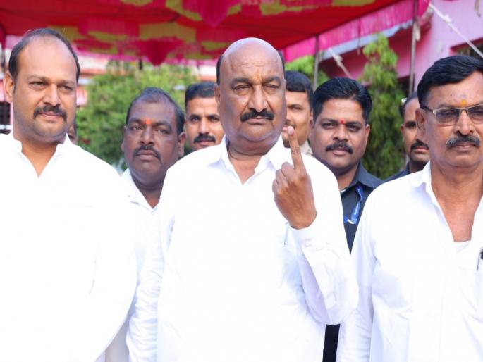 Geographical problem, Aurangabad candidate Sandipan Bhumre could not cast his vote | भाैगोलिक कोंडी, औरंगाबादमध्ये उमेदवार संदीपान भुमरे यांना करता आले नाही स्वत:ला मतदान