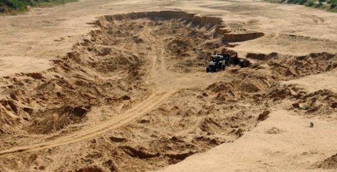 Sand mafia take advantage of election period | निवडणुकीच्या लगबगीत वाळू माफियांची चांदी!