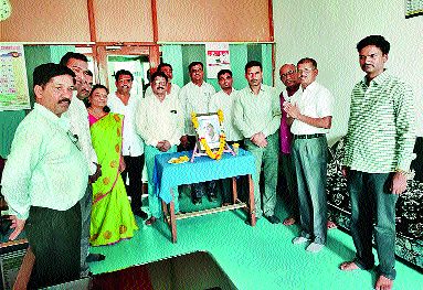 Dignity offered to Sane Guruji on the occasion of Sangead Dime | साने गुरुजींना स्मृतिदिनानिमित्त आदरांजली अर्पण Dignity offered to Sane Guruji on the occasion of Sangead Dime | साने गुरुजींना स्मृतिदिनानिमित्त आदरांजली अर्पण