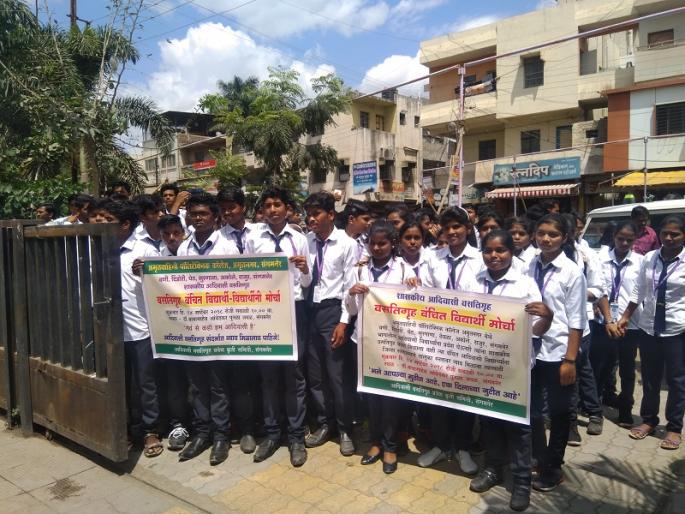 Frontiers of tribal students on the Sangamner provincial office: deprived of admission | संगमनेर प्रांत कार्यालयावर आदिवासी विद्यार्थ्यांचा मोर्चा : प्रवेशापासून वंचित Frontiers of tribal students on the Sangamner provincial office: deprived of admission | संगमनेर प्रांत कार्यालयावर आदिवासी विद्यार्थ्यांचा मोर्चा : प्रवेशापासून वंचित