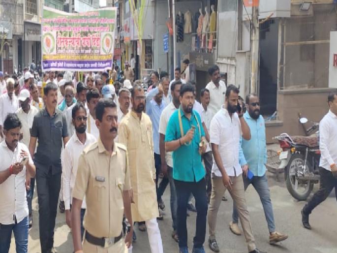 Sangharsh Samiti payi dindi for sugarcane rates in karad | कराडात ऊस दरासाठी संघर्ष समितीची पायी दिंडी, यशवंतराव चव्हाणांच्या स्मृतिस्थळाला घातलं साकडे Sangharsh Samiti payi dindi for sugarcane rates in karad | कराडात ऊस दरासाठी संघर्ष समितीची पायी दिंडी, यशवंतराव चव्हाणांच्या स्मृतिस्थळाला घातलं साकडे