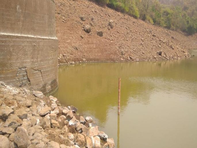 There is less water and more silt in Umte Dam; Risk of water borne diseases due to muddy water | उमटे धरणात पाणी कमी अन् गाळ जास्त; गढूळ पाण्यामुळे जलजन्य आजारांचा धोका There is less water and more silt in Umte Dam; Risk of water borne diseases due to muddy water | उमटे धरणात पाणी कमी अन् गाळ जास्त; गढूळ पाण्यामुळे जलजन्य आजारांचा धोका