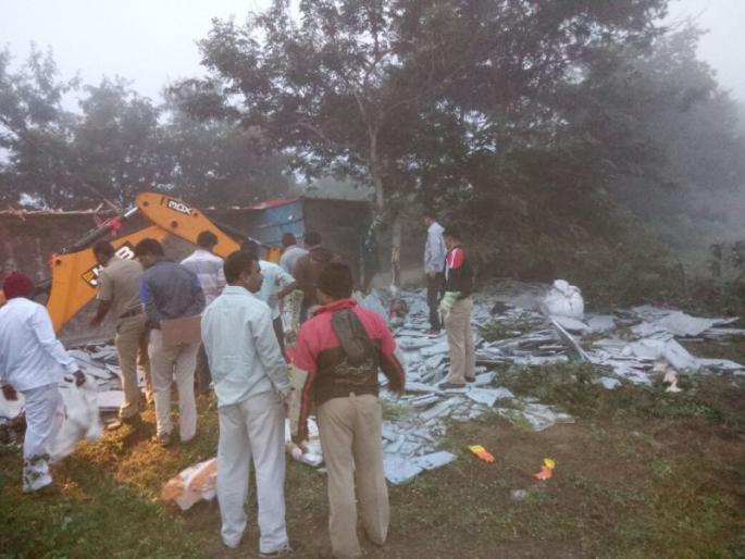 Four people were killed in a truck accident in Sangli, the incident on the Tasgaon-Kavatemaha road | सांगलीत फरशी घेऊन जाणारा ट्रक उलटला; फरशीखाली सापडून दहा मजुरांचा मृत्यू Four people were killed in a truck accident in Sangli, the incident on the Tasgaon-Kavatemaha road | सांगलीत फरशी घेऊन जाणारा ट्रक उलटला; फरशीखाली सापडून दहा मजुरांचा मृत्यू