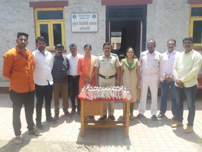 20 fishermen seized in the desert, two arrested: Anti-Terrorist Squad | सांगली : वाळव्यात २० तलवारी जप्त दोघांना अटक : गुंडाविरोधी पथकाची कारवाई 20 fishermen seized in the desert, two arrested: Anti-Terrorist Squad | सांगली : वाळव्यात २० तलवारी जप्त दोघांना अटक : गुंडाविरोधी पथकाची कारवाई