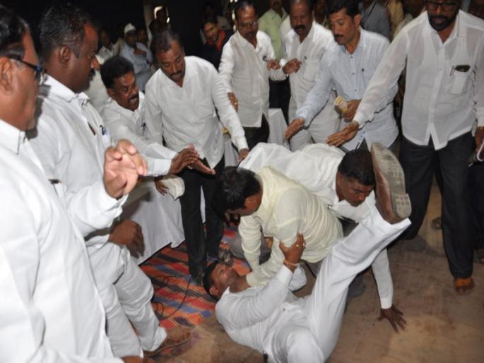primary teachers bank meeting in Sangli District | सांगलीत शिक्षक बँकेच्या सभेत फ्री स्टाईल हाणामारी primary teachers bank meeting in Sangli District | सांगलीत शिक्षक बँकेच्या सभेत फ्री स्टाईल हाणामारी