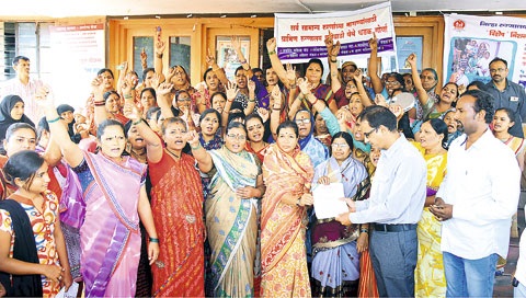 Here the government authorities give Caesarean advice to pregnant women; The women's front of the angry woman at Ghulewadi Rural Hospital | इथे सरकारी अधिकारीच देतात गर्भवतींना सिझेरियनचा सल्ला; घुलेवाडी ग्रामीण रुग्णालयावर संतप्त महिलांचा मोर्चा Here the government authorities give Caesarean advice to pregnant women; The women's front of the angry woman at Ghulewadi Rural Hospital | इथे सरकारी अधिकारीच देतात गर्भवतींना सिझेरियनचा सल्ला; घुलेवाडी ग्रामीण रुग्णालयावर संतप्त महिलांचा मोर्चा