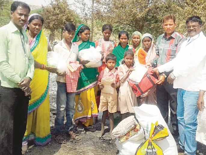 Teachers run at Konchi to help the tribals | कोंची येथे शिक्षक धावले आदिवासींच्या मदतीला Teachers run at Konchi to help the tribals | कोंची येथे शिक्षक धावले आदिवासींच्या मदतीला