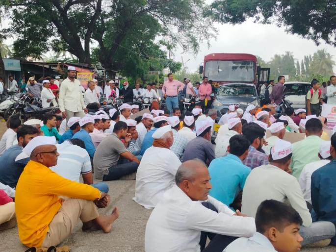 Immediately price milk at Rs 40 per litre Rasta Roko Andolan on Kolhar Ghoti State Road  | दुधाला तातडीने प्रति लिटर ४० रूपये दर द्या; कोल्हार-घोटी राज्य मार्गावर रास्ता रोको आंदोलन  Immediately price milk at Rs 40 per litre Rasta Roko Andolan on Kolhar Ghoti State Road  | दुधाला तातडीने प्रति लिटर ४० रूपये दर द्या; कोल्हार-घोटी राज्य मार्गावर रास्ता रोको आंदोलन