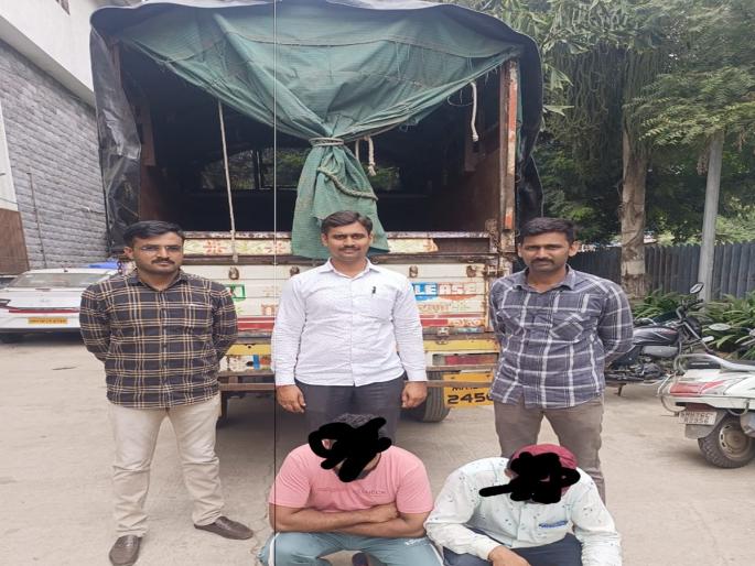 Police action at the place where cattle slaughter is going on | गोवंश जनावरांची कत्तल सुरू असलेल्या ठिकाणी पोलिसांची कारवाई Police action at the place where cattle slaughter is going on | गोवंश जनावरांची कत्तल सुरू असलेल्या ठिकाणी पोलिसांची कारवाई